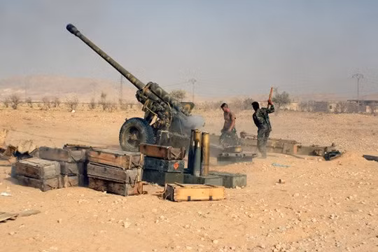 Pháo binh quân đội Syria chiến đấu trên vùng sa mạc Palmyra