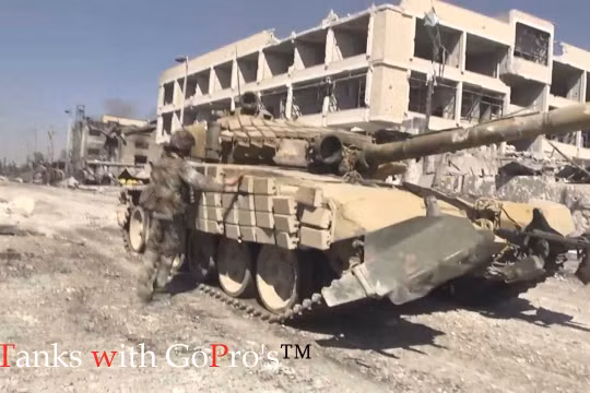 Xe tăng quân đội Syria trên chiến trường Aleppo