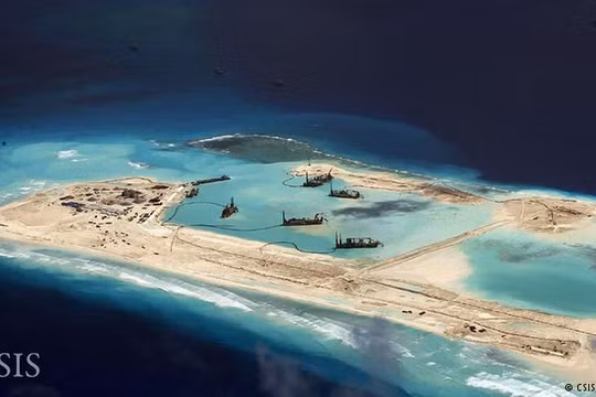 Đảo nhân tạo của Trung Quốc, đã hình thành một đường băng quân sự có độ dài 3000m
