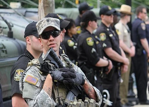 Cảnh sát và vệ binh cộng hòa Mỹ ngăn chặn người biểu tình ở thành phố Baltimore 