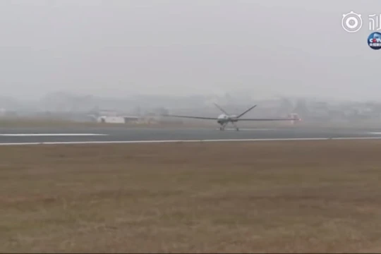 Máy bay không người lái tầm xa đa năng Yi long I-D (Dực Long) xuất kích.