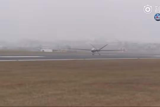 Máy bay không người lái tầm xa đa năng Yi long I-D (Dực Long) xuất kích.