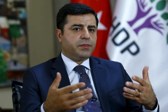  Ông Selahattin Demirtas, lãnh đạo Đảng Dân chủ nhân dân, kêu gọi thế giới lên án hành động của Thổ Nhĩ Kỳ - Ảnh: Reuters