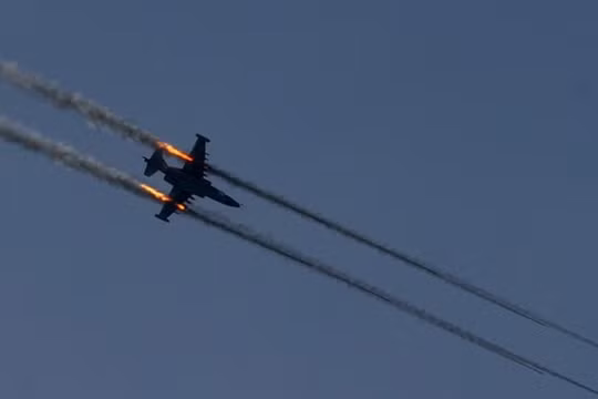 Máy bay chiến đấu Iraq không kích trên chiến trường Deir Ezzor. Ảnh minh họa Masdar News
