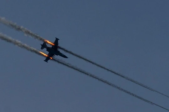 Máy bay chiến đấu Iraq không kích trên chiến trường Deir Ezzor. Ảnh minh họa Masdar News