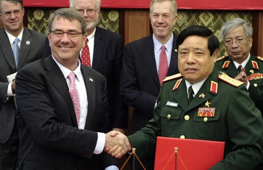 Bộ trưởng Quốc phòng Mỹ bắt tay người đồng cấp Việt Nam, Bộ trưởng Phùng Quang Thanh sau cuộc hội đàm tại Hà Nội. Ảnh AP Photo/ Tran Van Minh