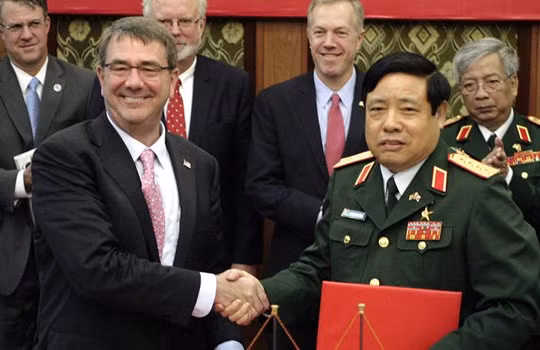 Bộ trưởng Quốc phòng Mỹ bắt tay người đồng cấp Việt Nam, Bộ trưởng Phùng Quang Thanh sau cuộc hội đàm tại Hà Nội. Ảnh AP Photo/ Tran Van Minh