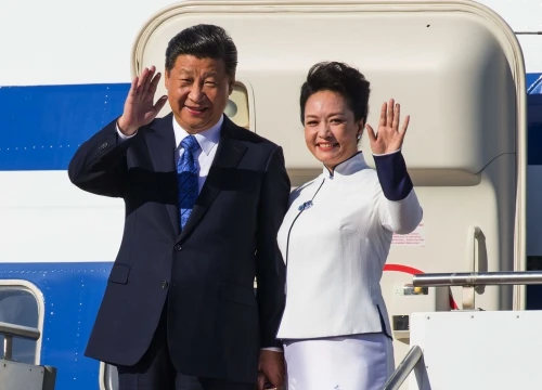 Chủ tịch Trung Quốc Tập Cận Bình và phu nhân Bành Lệ Viện sáng qua vẫy tay khi tới Seattle. Ảnh: SeattleTimes