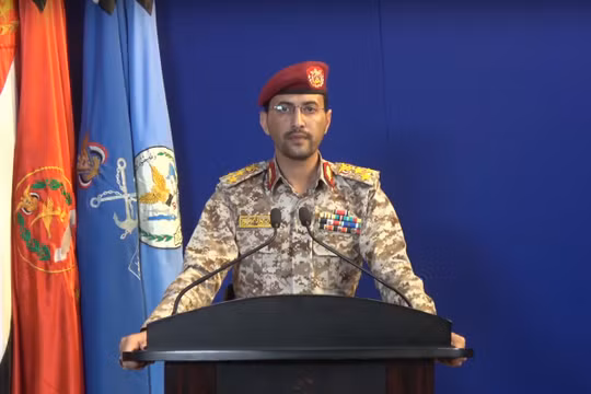 Phát ngôn viên lực lượng kháng chiến Yemen, thiếu tướng Yahya Sari thông báo về chiến thắng của Houthi. Ảnh South Front