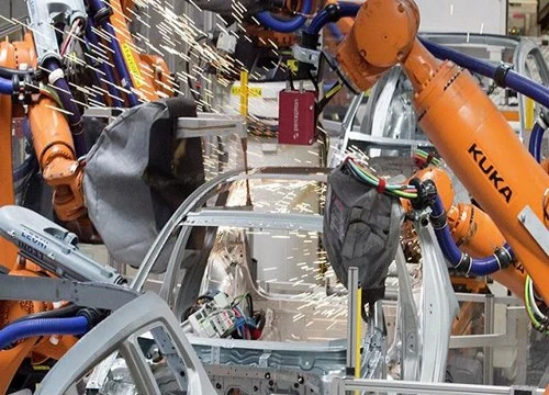 Robot đang lắp ráp ô tô tại nhà máy Volkswagen ở Đức 