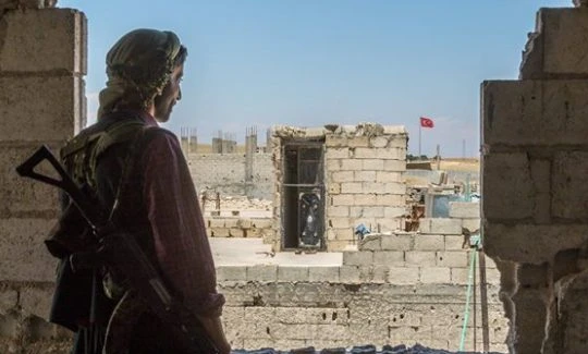 Một chiến binh người Kurd đang theo dõi xe tăng Thổ Nhĩ Kỳ ở Afrin. Ảnh minh họa South Front