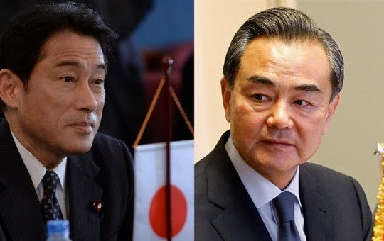 Ngoại trưởng Nhật Bản Fumio Kishida (trái) và người đồng cấp Trung Quốc Vương Nghị - Nguồn: Reuters