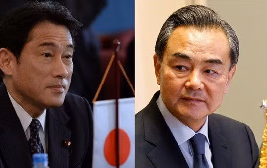 Ngoại trưởng Nhật Bản Fumio Kishida (trái) và người đồng cấp Trung Quốc Vương Nghị - Nguồn: Reuters