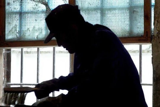 Điệp viên Bắc Triều Tiên, được cho là đang chụp ảnh tài liệu mật ở Kiev - ảnh video CNN