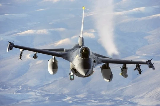Tiêm kích F-16 ra uy tiêu diệt máy bay không người lái