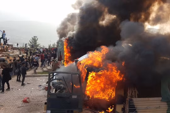 Người Kurd thiêu hủy trang bị của Thổ Nhĩ Kỳ trong căn cứ ở Iraq. Ảnh: NRT.