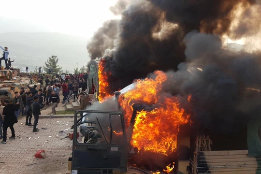 Người Kurd thiêu hủy trang bị của Thổ Nhĩ Kỳ trong căn cứ ở Iraq. Ảnh: NRT.