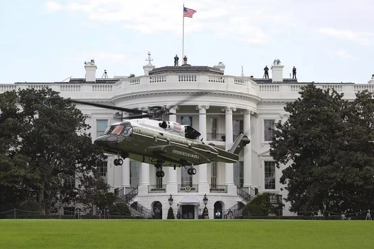 Trực thăng Sikorsky VH-92 (Thủy quân Lục chiến 1 - Marine One) hạ cánh trước Nhà Trắng - ảnh The Drive