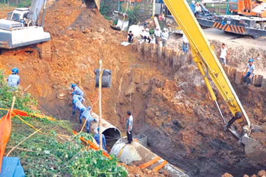 Công nhân khắc phục và kiểm tra đường ống bị vỡ.