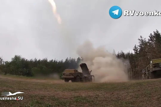 Pháo phản lực Uragan quân đội Nga tấn công quân đội Ukraine ở Donetsk. Ảnh video RusVesna.