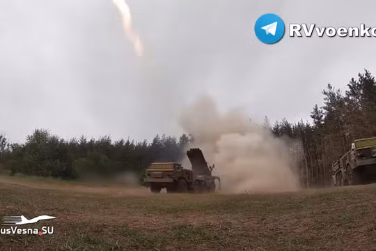 Pháo phản lực Uragan quân đội Nga tấn công quân đội Ukraine ở Donetsk. Ảnh video RusVesna.