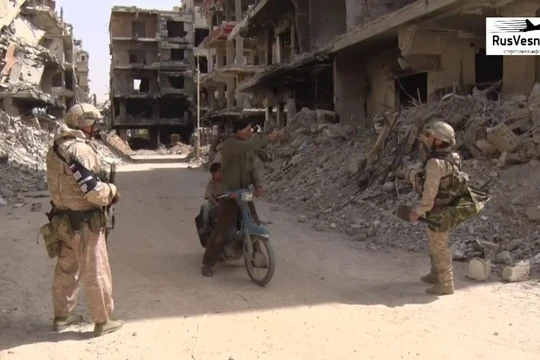 Quân cảnh Nga trên đường phố thành phố Douma. Ảnh Rusvessna