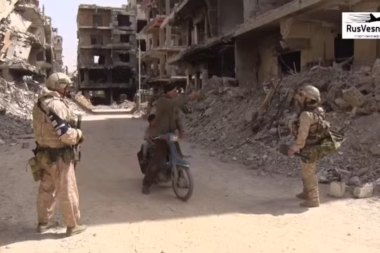 Quân cảnh Nga trên đường phố thành phố Douma. Ảnh Rusvessna