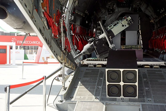 Lắp đặt mô-đun pháo tự động trên máy bay vận tải. Ảnh minh họa: Rusian Gazeta.