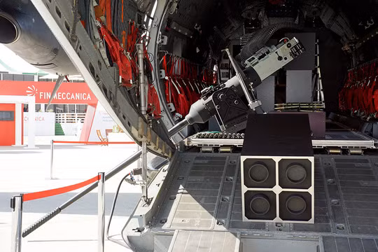 Lắp đặt mô-đun pháo tự động trên máy bay vận tải. Ảnh minh họa: Rusian Gazeta.