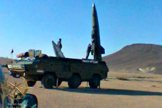 Tổ hợp tên lửa Tochka- U chuẩn bị phóng đạn ở Syria