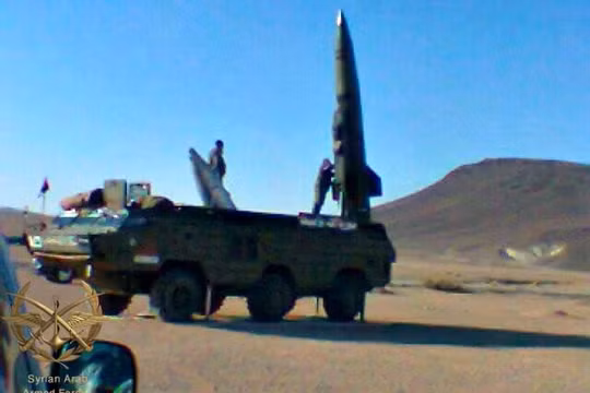 Tổ hợp tên lửa Tochka- U chuẩn bị phóng đạn ở Syria