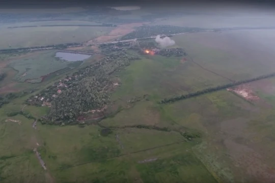 Quân đội Donesk pháo kích tiêu diệt các hỏa điểm của binh sĩ Ukraina. Ảnh minh họa video