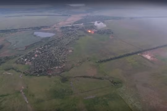 Quân đội Donesk pháo kích tiêu diệt các hỏa điểm của binh sĩ Ukraina. Ảnh minh họa video