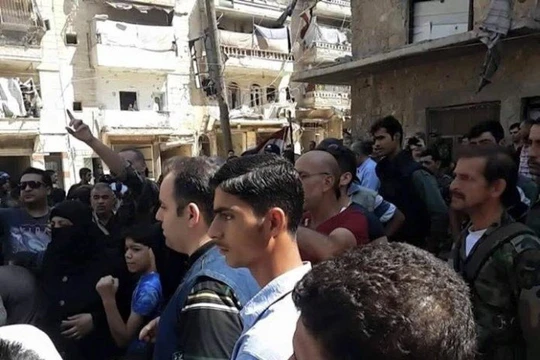 Người dân thoát ra khỏi khu chiến sự nhận viện trợ nhân đạo từ các binh sĩ Syria