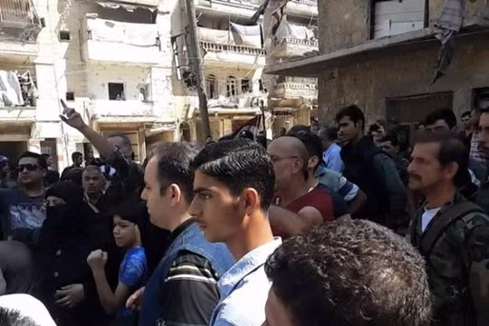 Người dân thoát ra khỏi khu chiến sự nhận viện trợ nhân đạo từ các binh sĩ Syria