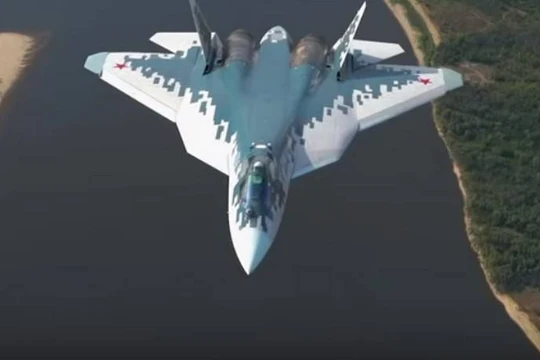 Máy bay tiêm kích tàng hình Su-57 trên không phận thao trường thử nghiệm. Ảnh từ máy bay vận tải An-12.