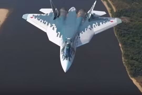Máy bay tiêm kích tàng hình Su-57 trên không phận thao trường thử nghiệm. Ảnh từ máy bay vận tải An-12.