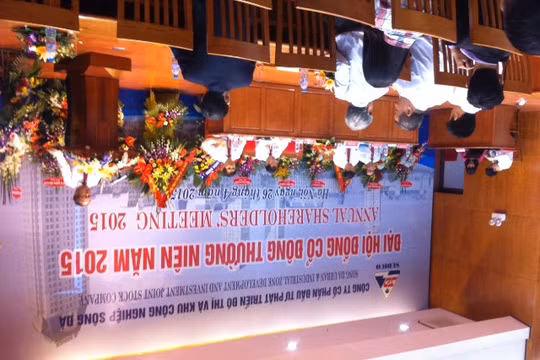 Ông Hồ Sỹ Hùng - Chủ tịch HĐQT Sudico đọc báo cáo của HĐQT