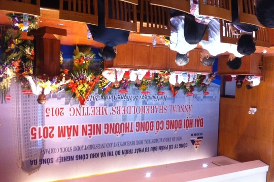 Ông Hồ Sỹ Hùng - Chủ tịch HĐQT Sudico đọc báo cáo của HĐQT