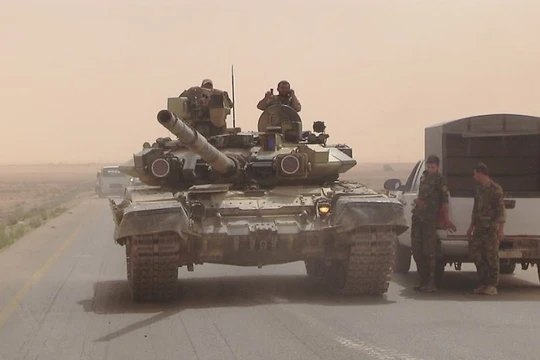 Xe tăng T-90 do Nga cung cấp cho quân đội Syria đang có mặt ở Raqqa