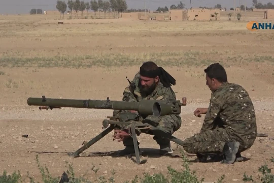 Lực lượng SDF tấn công trên sa mạc tỉnh Al-Hasakah, Syria. Ảnh minh họa video ANHA