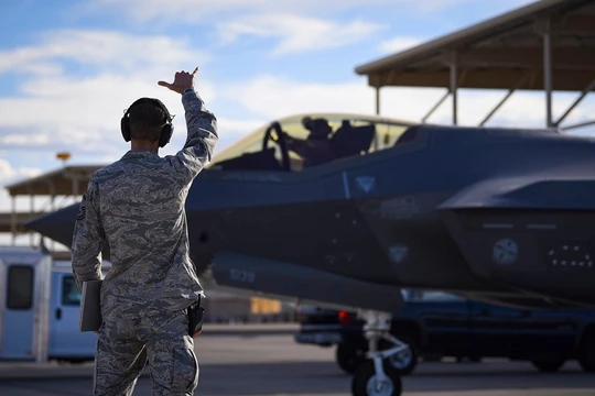 Thượng úy chuyên gia Thomas Puckett, đội trưởng đội kỹ thuật đảm bảo bay số 57, chuyển giao một máy bay chiến đấu F-35 cho đội bảo trì bảo dưỡng vũ khí số 6 tại Căn cứ Không quân Nellis, Nevada. Ảnh chụp ngày 29.05.2018. (Sỹ quan không quân hạng 1 Andrew