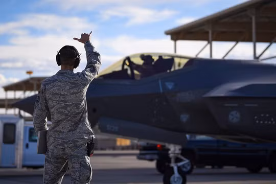 Thượng úy chuyên gia Thomas Puckett, đội trưởng đội kỹ thuật đảm bảo bay số 57, chuyển giao một máy bay chiến đấu F-35 cho đội bảo trì bảo dưỡng vũ khí số 6 tại Căn cứ Không quân Nellis, Nevada. Ảnh chụp ngày 29.05.2018. (Sỹ quan không quân hạng 1 Andrew