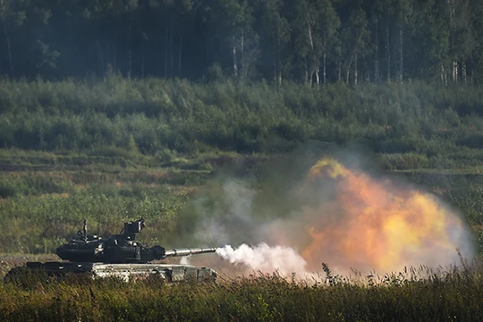 Xe tăng T-90 khai hỏa trên thao trường "Quân đội - 2018". Ảnh: Zvezda.