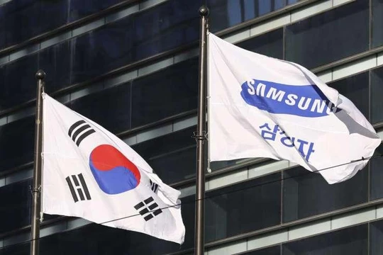 Cờ công ty của Samsung Electronics, bên cạnh quốc kỳ Hàn Quốc ở Seoul, Hàn Quốc, ngày 16/1/2017. Ảnh: AP Photo / Ahn Young-joon,