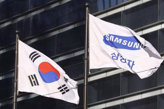 Cờ công ty của Samsung Electronics, bên cạnh quốc kỳ Hàn Quốc ở Seoul, Hàn Quốc, ngày 16/1/2017. Ảnh: AP Photo / Ahn Young-joon,