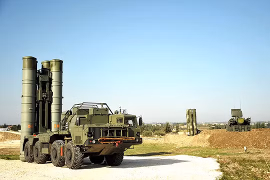 Hệ thống phòng không S-400 Nga trên căn cứ không quân Khmeimim tại tỉnh Latakia, Syria. Ảnh minh họa: Russian Gazeta.