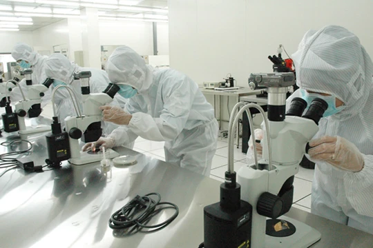 Các kỹ sư của ICDREC nghiên cứu, chế tạo chip.