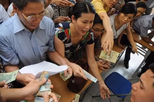 Khởi động mùa tuyển sinh năm 2015 là hình ảnh chen lấn, xô đẩy, mua bằng được hồ sơ cho con vào lớp 6 tại trường THCS Lương Thế Vinh. Ảnh:Dân Việt