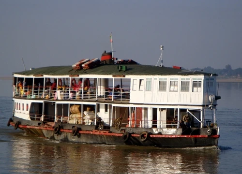 Một chiếc phà của Myanmar trên sông Irrawaddy. Ảnh: vagabondtraveltales.com.